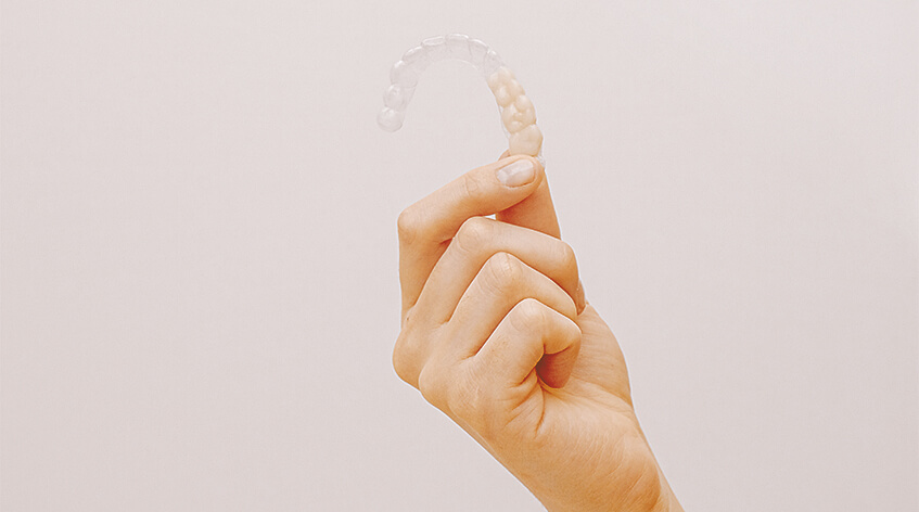 Niewidoczne nakładki ortodontyczne Invisalign